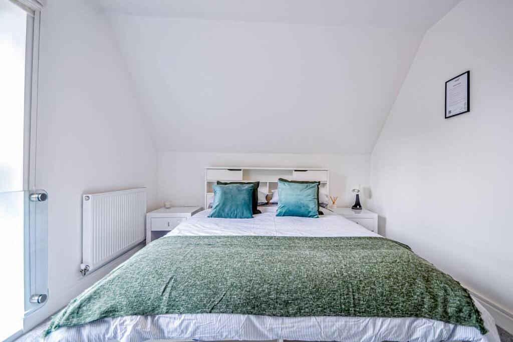 Entire House Sleeps 8 Near The River Thames Мейденхед Экстерьер фото