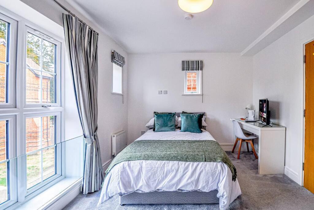 Entire House Sleeps 8 Near The River Thames Мейденхед Экстерьер фото