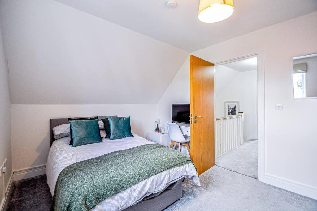 Entire House Sleeps 8 Near The River Thames Мейденхед Экстерьер фото