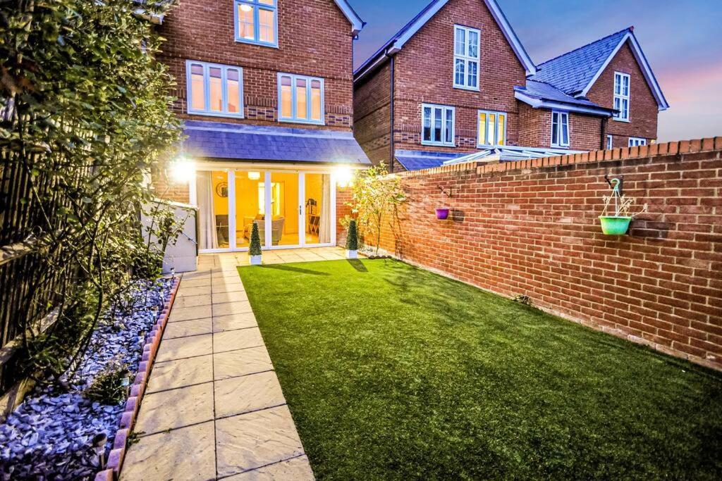 Entire House Sleeps 8 Near The River Thames Мейденхед Экстерьер фото